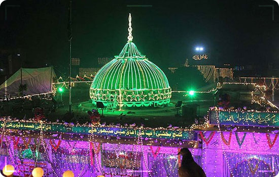 10 Famous Shrines of Pakistan- Religious Tourism in Pakistan 2 Famous Shrines of Pakistan: Data Darbar Ganj Bakhsh Hajveri, Lahore