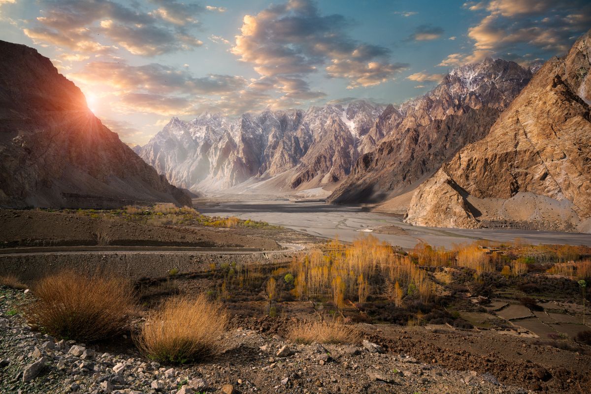 20 Interesting Facts About Pakistan 21 Facts about Pakistan: Pakistan has more than 4,000 peaks.
